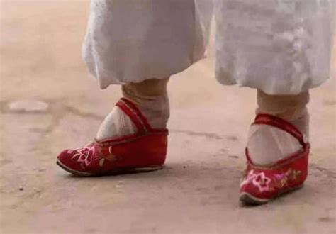 中国妇女裹小脚是从哪个朝代开始的 古代女人裹小脚是从哪个朝