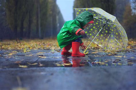 雨中的孩子,撑伞_大山谷图库
