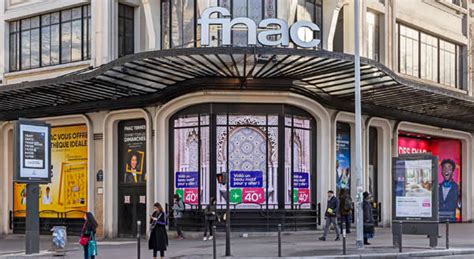 法国巴黎FNAC零售橱窗电子屏媒体-LED大屏广告资讯