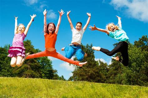 快乐好动的儿童跳跃图片-在草地上跳跃的孩子素材-高清图片-摄影照片-寻图免费打包下载