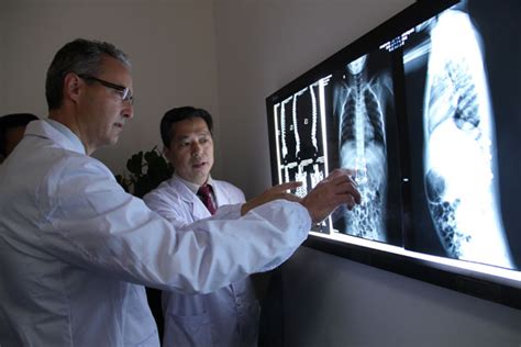 外科,人,医疗保健医学医生脊柱X线扫描医院医院进行脊柱X线扫描的医生高清图片下载-正版图片300421454-摄图网