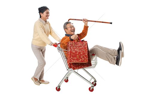 快乐老人推着坐在购物车里的老伴高清图片下载-正版图片507659276-摄图网