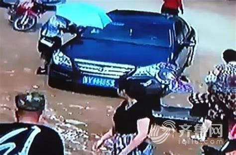 山东：大热天2岁娃被锁车内 路人帮泼凉水降温-搜狐新闻