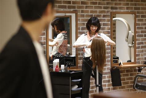 美发师在美容院吹干年轻美女的头发高清图片下载-正版图片503404394-摄图网
