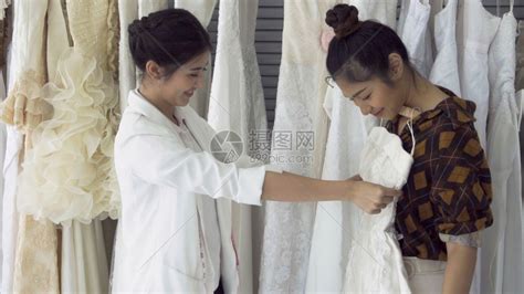客户与店主交谈为即将到来的婚礼购买纱和配件高清图片下载-正版图片302573236-摄图网