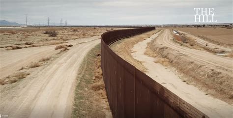 特朗普现身得克萨斯州，最后一次视察美墨边境墙