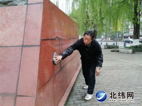 一位75岁老人义务清洗公共设施-北纬网（雅安新闻网）