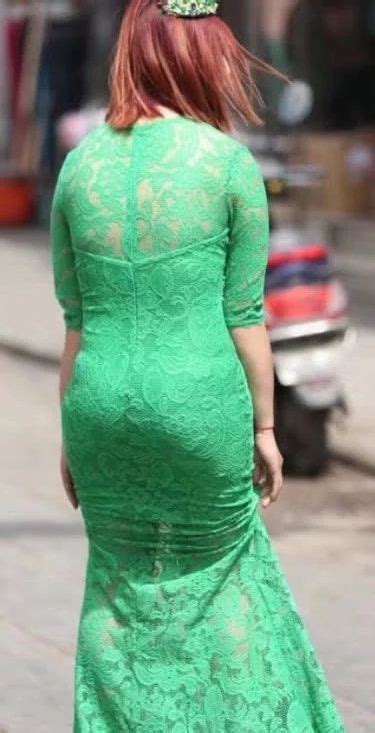 街拍，微胖熟女一身绿色紧身蕾丝长裙 饱满的身材，看上去很丰满|熟女|紧身|蕾丝_新浪新闻