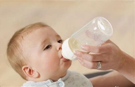 怎样用奶瓶喂奶 奶瓶喂奶姿势图-百度经验
