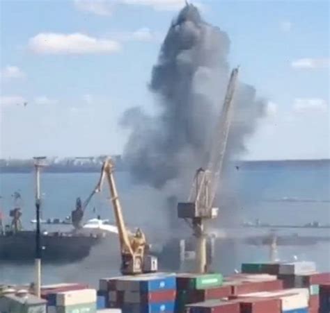 突发，乌克兰最大港口敖德萨遭轰炸，码头设施损毁严重 | 壹航运