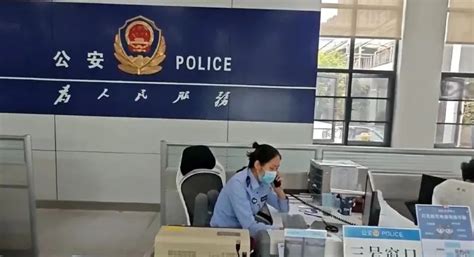 民警为考生加急办理身份证。长沙晚报通讯员 刘青 供图