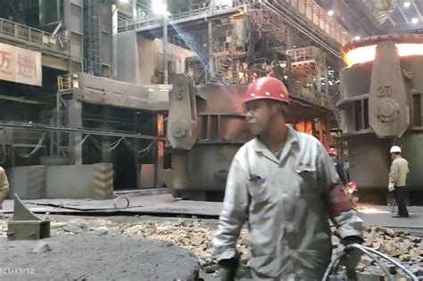 实拍安阳钢铁厂二炼轧运行车间整修现场和辛劳的工人师傅_凤凰网视频_凤凰网