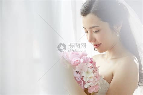 年轻的新娘抱着新郎在链子上被白色隔离高清图片下载-正版图片502685582-摄图网