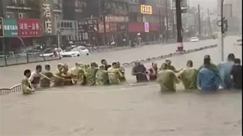 郑州暴雨商场积水多人被困 市民喊口号合力拉出被困者_凤凰网视频_凤凰网