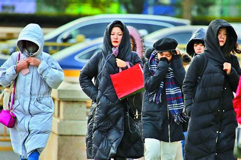 街拍：冬天北京气温降低，妹子们也已经穿上了大衣，图五的姑娘亮了_魔镜滚叔_新浪博客
