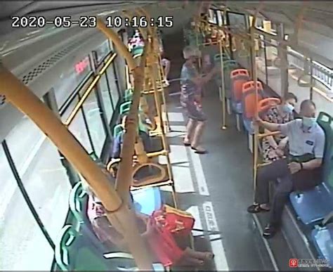 七旬老人下车时不慎摔倒 青岛361路公交车司机乘客下车一起扶 - 封面新闻