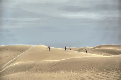 浩瀚无垠的沙漠中人显得多么渺小