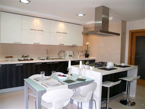 现代公寓大厨房有高清图片下载-正版图片502800154-摄图网