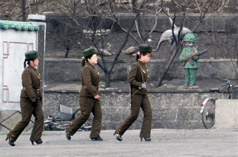 组图:朝鲜女兵穿10厘米高跟鞋巡逻鸭绿江新闻频道__中国青年网
