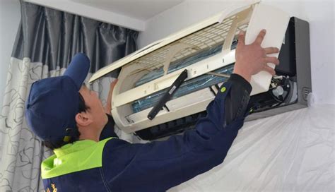 修理天花板空调机组的年轻修理工高清图片下载-正版图片506038760-摄图网