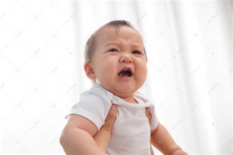宝宝喜欢摸自己耳朵是怎么回事 四个月宝宝经常用手抓耳什么原因 _八宝网