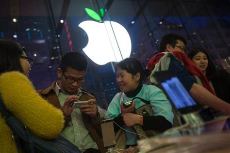 苹果在中国大陆启动以旧换新业务，店员：回收价格不高但环保_浦江头条_澎湃新闻-The Paper
