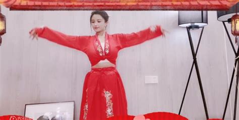古阿扎春节最新视频，她说：不会跳，粉丝说：不愧是球王__凤凰网