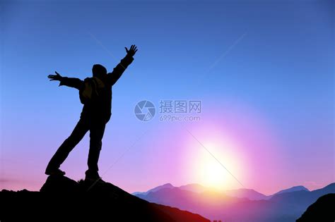 站在山顶看日出的年轻人高清图片下载-正版图片503537885-摄图网
