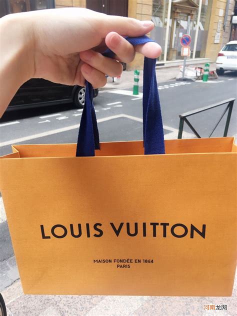 Louis Vuitton最新东京男士专卖店设计，黄色演绎lv独特的轻时尚 – 米尚丽零售设计网 MISUNLY- 美好品牌店铺空间发现者