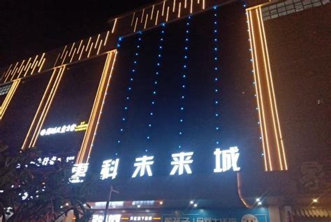 深圳石岩石龙仔繁华的夜景,一个工业发达的社区