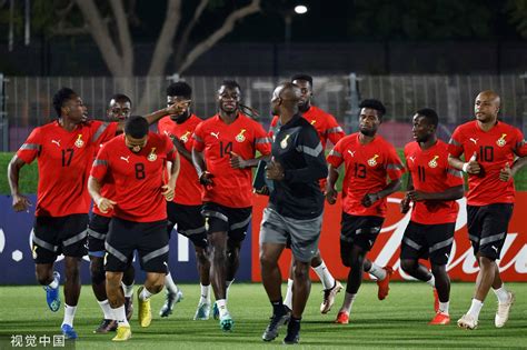 高清图：加纳队训练备战世界杯 教练组沟通战术-搜狐大视野-搜狐新闻