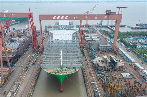 沪东中华造船两艘LNG船同日出坞 公司全力以“复”完成第十个生产大节点