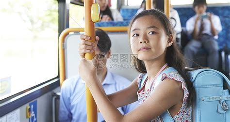 乘坐公交车的小女孩高清图片下载-正版图片502045147-摄图网