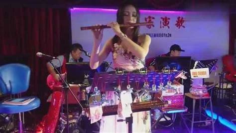 上海彩虹合唱团在B站跨年晚会上用温州话表演《站起来》……