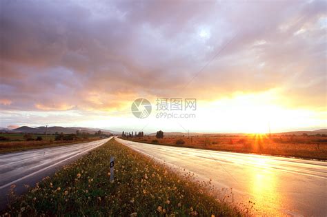 雨后的湿路田野上的日落高清图片下载-正版图片300835989-摄图网