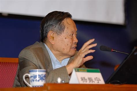杨振宁三问：中国为什么培养一流的科学家不太成功？|界面新闻 · 中国
