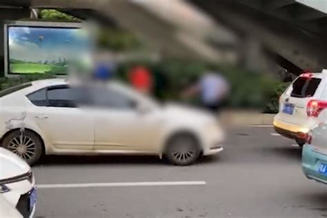 武汉一男子驾车冲撞民警拒捕，民警开枪击伤其大腿后制服_凤凰网视频_凤凰网