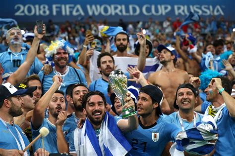 乌拉圭国家队抵达南宁 贝西诺为国米球迷签名合影留念