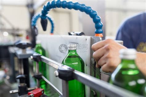 水厂用于将纯净泉水加工和装瓶成绿色玻璃小瓶的水装瓶生产线高清图片下载-正版图片504278611-摄图网