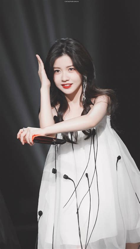 赖美云图片