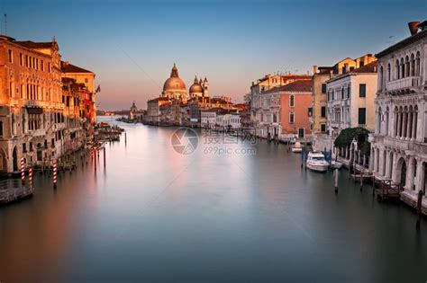 意大利威尼斯街头运河的视图老威尼斯房子五颜六色的门面威尼斯是欧洲的热门旅游目的地高清图片下载-正版图片505343742-摄图网