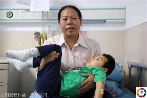 非洲医疗条件到底有多差！产妇生孩子难产无人救治，中国医生拼命抢救