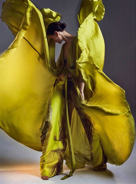 肯德拉·卢斯特写真，衬衫搭配包臀裙，气质成熟时尚迷人