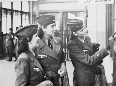 二战时的德国：50万妇女加入纳粹，集中营中的女看守就是死亡天使_凤凰网