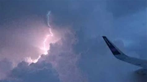 下雨打雷时飞机能正常起飞吗？遇到这么多闪电，着实有点害怕_腾讯视频