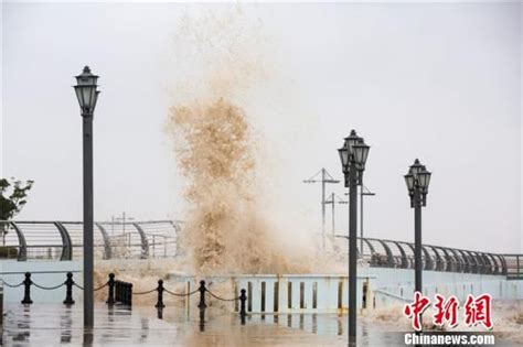 台风“烟花”逼近浙江台州 海水掀巨浪-图片频道