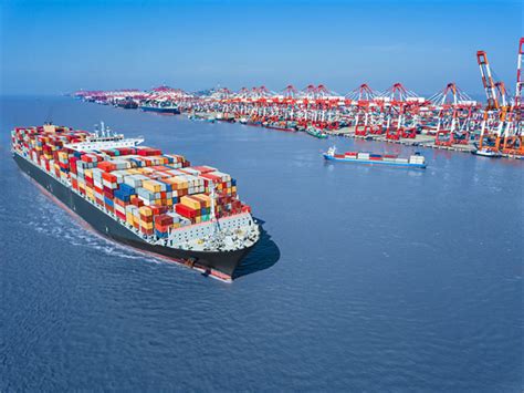 港口国际集装箱货船图片-蓝天下水面上的港口国际集装箱货船素材-高清图片-摄影照片-寻图免费打包下载
