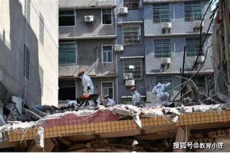 长沙自建房倒塌致32名学生遇难，均来自长沙医学院_长沙学生自发前往倒塌事故地献花_孩子_家长