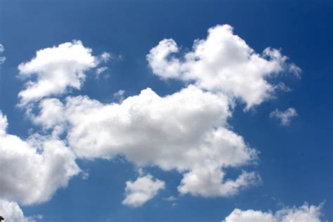 在天上飘着的白色云朵摄影高清jpg格式图片下载_熊猫办公