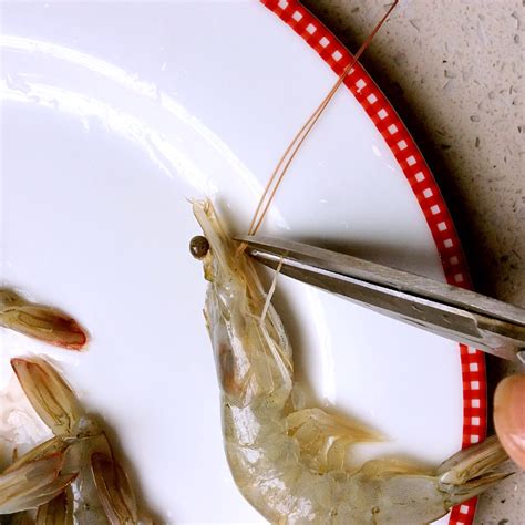 图解鲜虾的处理方法，一招清理干净虾内脏，一看就会